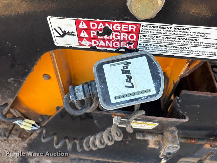 image for item EF6104 2013 Lee-Boy 8616 paver