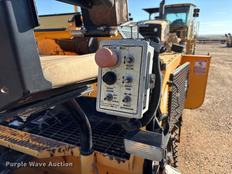 image for item EF6104 2013 Lee-Boy 8616 paver