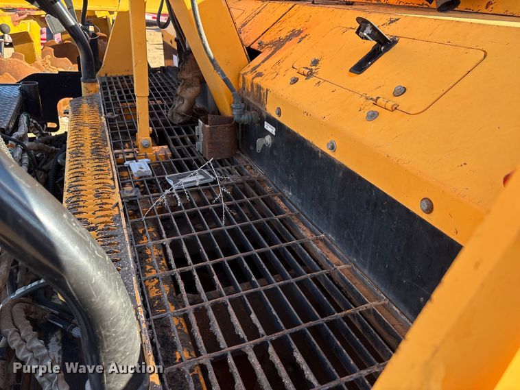 image for item EF6104 2013 Lee-Boy 8616 paver