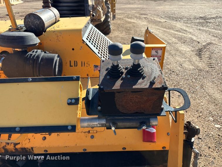 image for item EF6104 2013 Lee-Boy 8616 paver