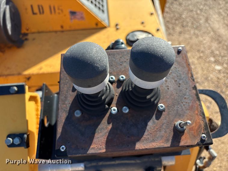 image for item EF6104 2013 Lee-Boy 8616 paver