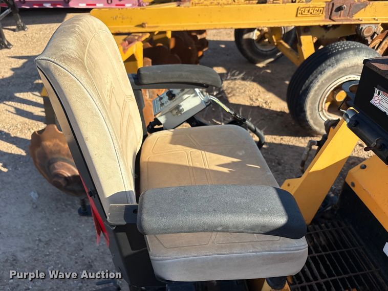 image for item EF6104 2013 Lee-Boy 8616 paver