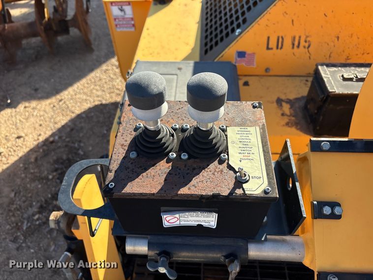 image for item EF6104 2013 Lee-Boy 8616 paver