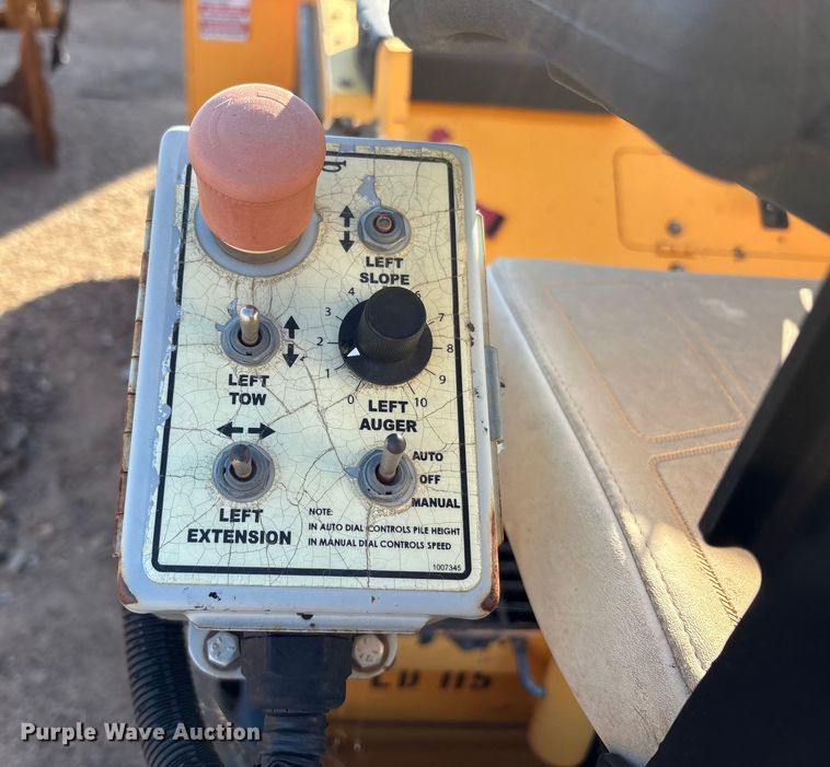 image for item EF6104 2013 Lee-Boy 8616 paver