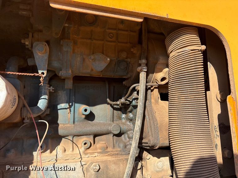 image for item EF6104 2013 Lee-Boy 8616 paver