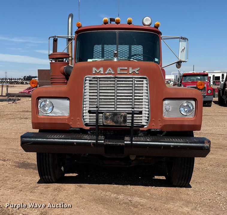 image for item EF6109 1989 Mack R690ST winch truck