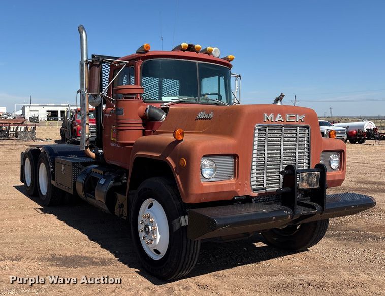 image for item EF6109 1989 Mack R690ST winch truck