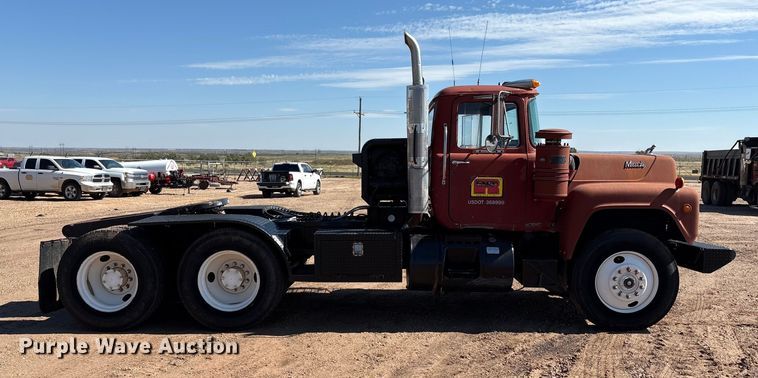 image for item EF6109 1989 Mack R690ST winch truck