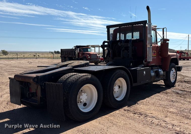 image for item EF6109 1989 Mack R690ST winch truck