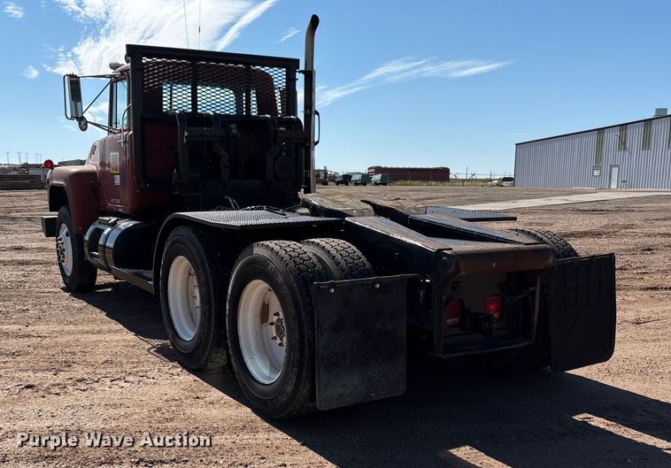 image for item EF6109 1989 Mack R690ST winch truck