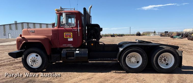 image for item EF6109 1989 Mack R690ST winch truck