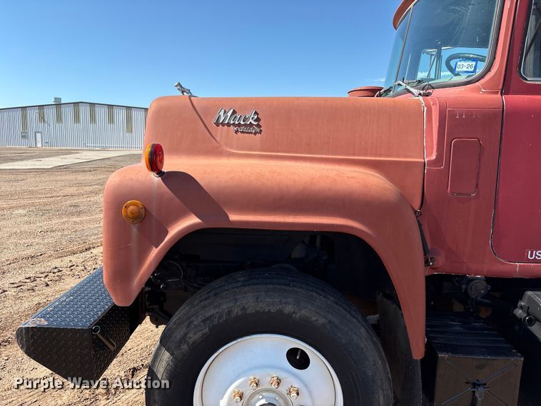 image for item EF6109 1989 Mack R690ST winch truck