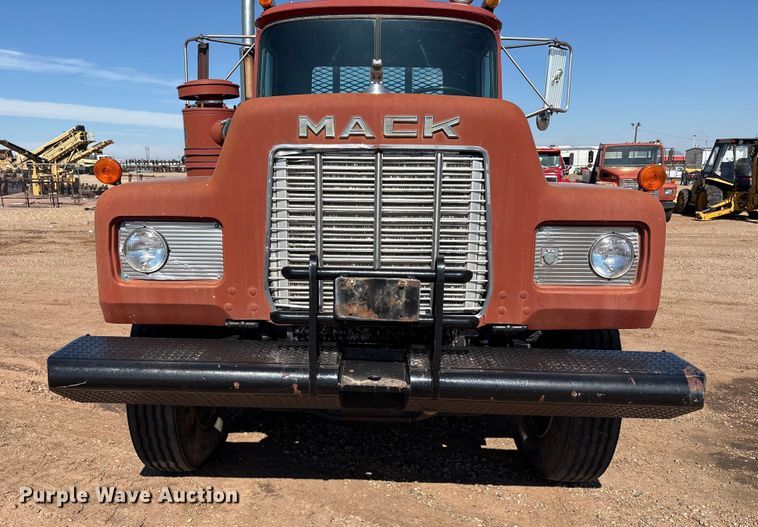 image for item EF6109 1989 Mack R690ST winch truck