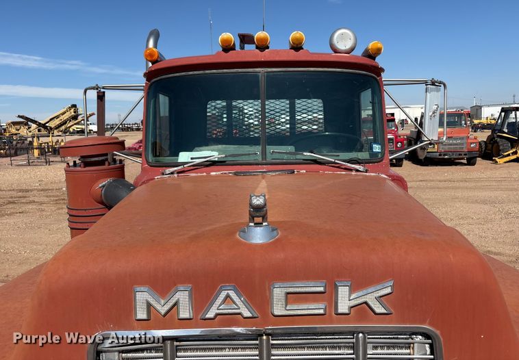 image for item EF6109 1989 Mack R690ST winch truck