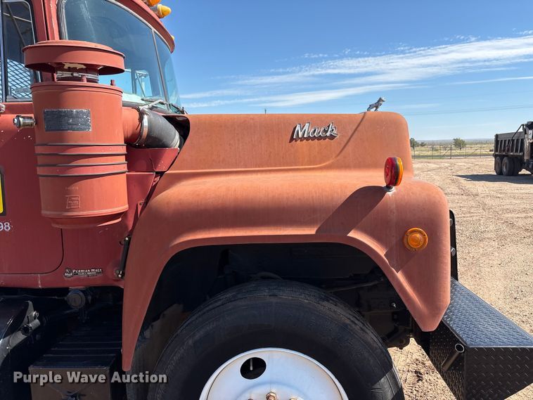 image for item EF6109 1989 Mack R690ST winch truck