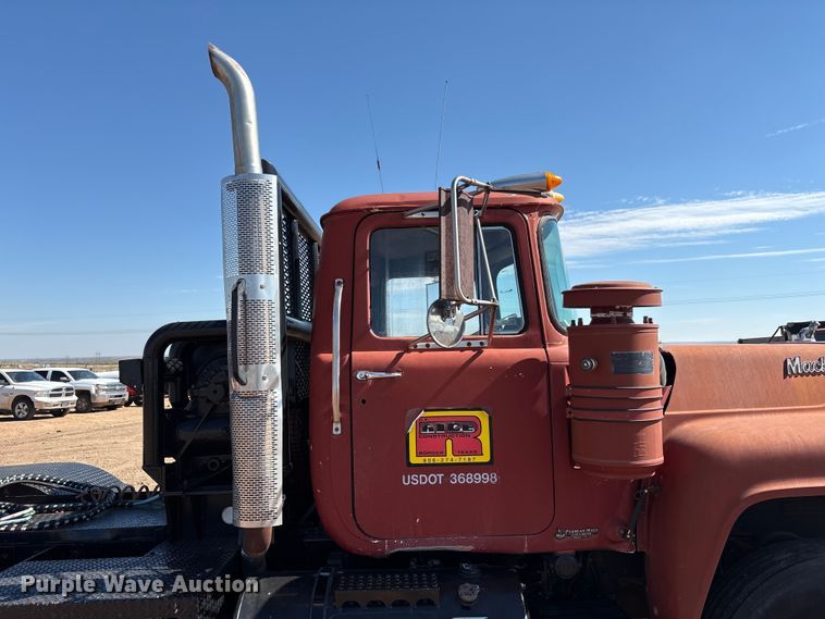 image for item EF6109 1989 Mack R690ST winch truck