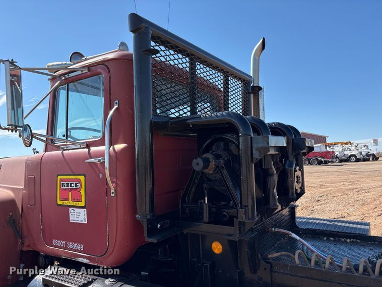 image for item EF6109 1989 Mack R690ST winch truck