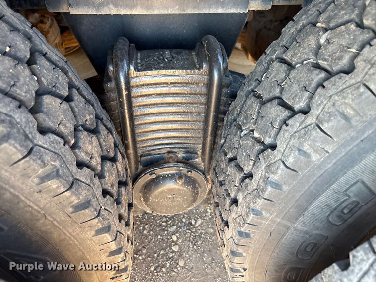 image for item EF6109 1989 Mack R690ST winch truck