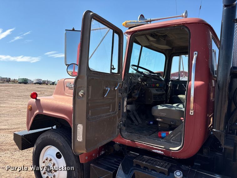 image for item EF6109 1989 Mack R690ST winch truck