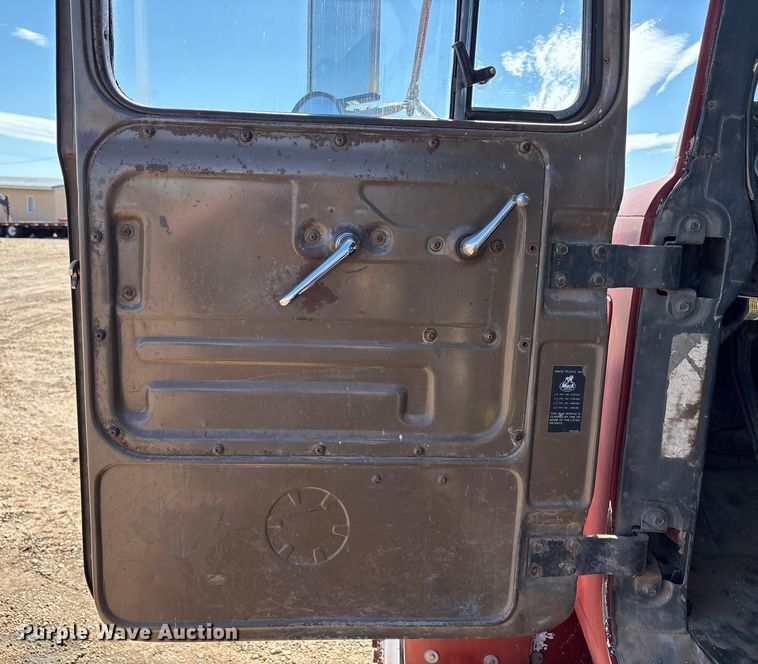 image for item EF6109 1989 Mack R690ST winch truck