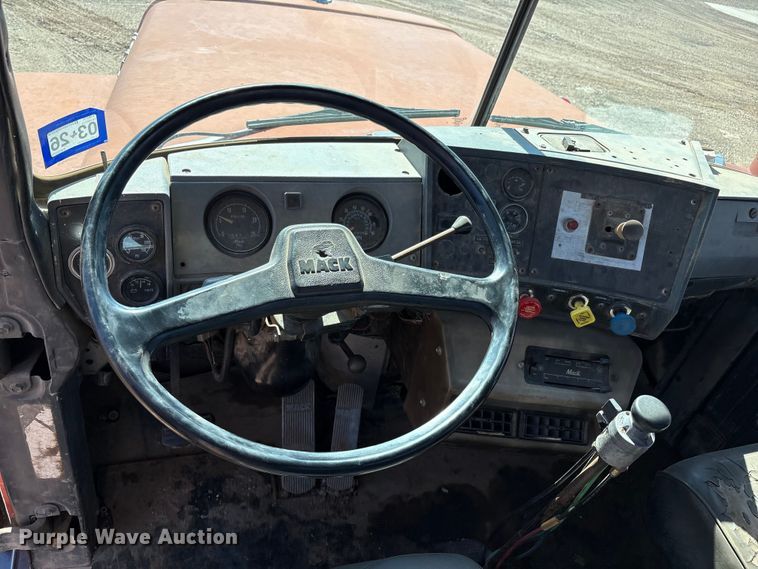 image for item EF6109 1989 Mack R690ST winch truck