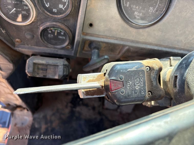 image for item EF6109 1989 Mack R690ST winch truck