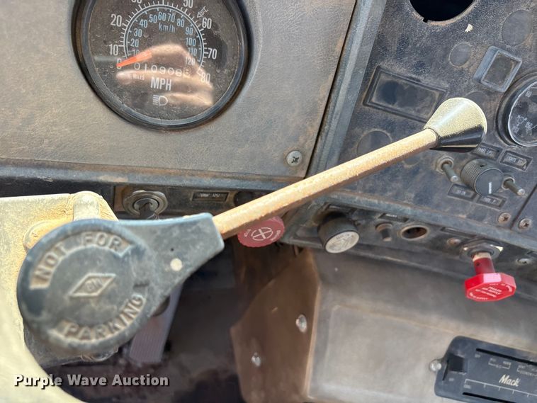 image for item EF6109 1989 Mack R690ST winch truck