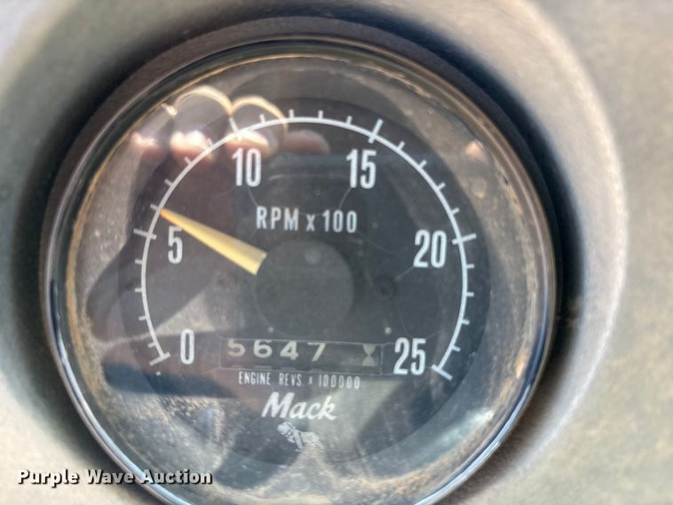 image for item EF6109 1989 Mack R690ST winch truck