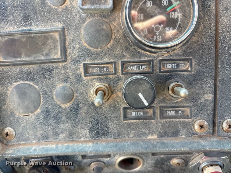 image for item EF6109 1989 Mack R690ST winch truck