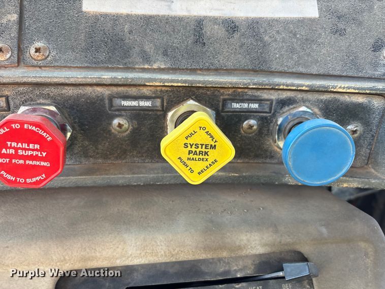 image for item EF6109 1989 Mack R690ST winch truck