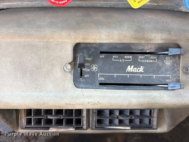 image for item EF6109 1989 Mack R690ST winch truck