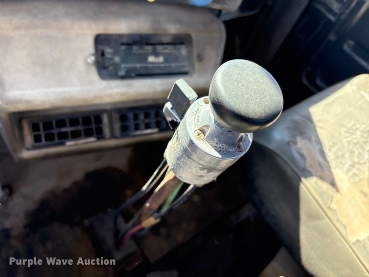 image for item EF6109 1989 Mack R690ST winch truck