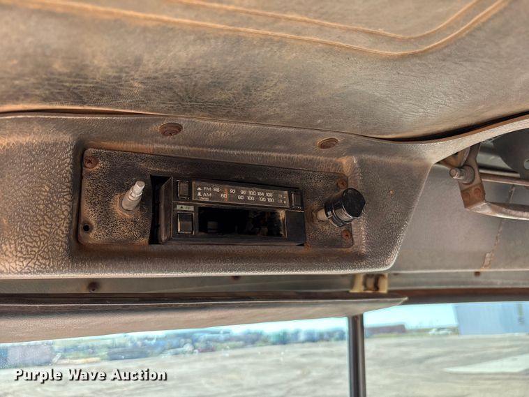 image for item EF6109 1989 Mack R690ST winch truck