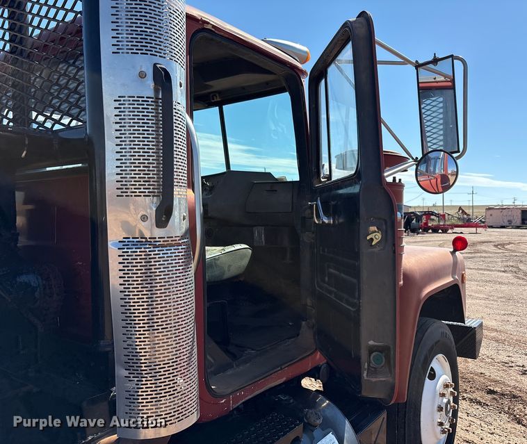 image for item EF6109 1989 Mack R690ST winch truck