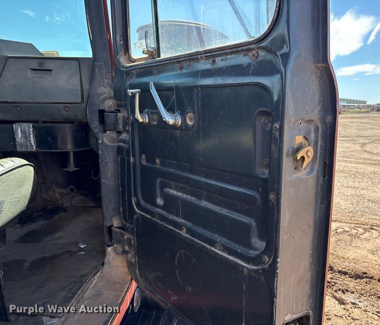 image for item EF6109 1989 Mack R690ST winch truck