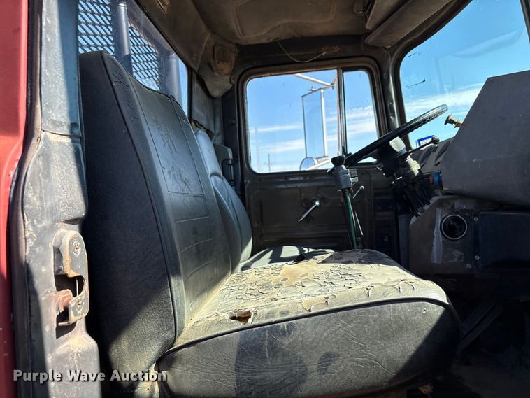 image for item EF6109 1989 Mack R690ST winch truck