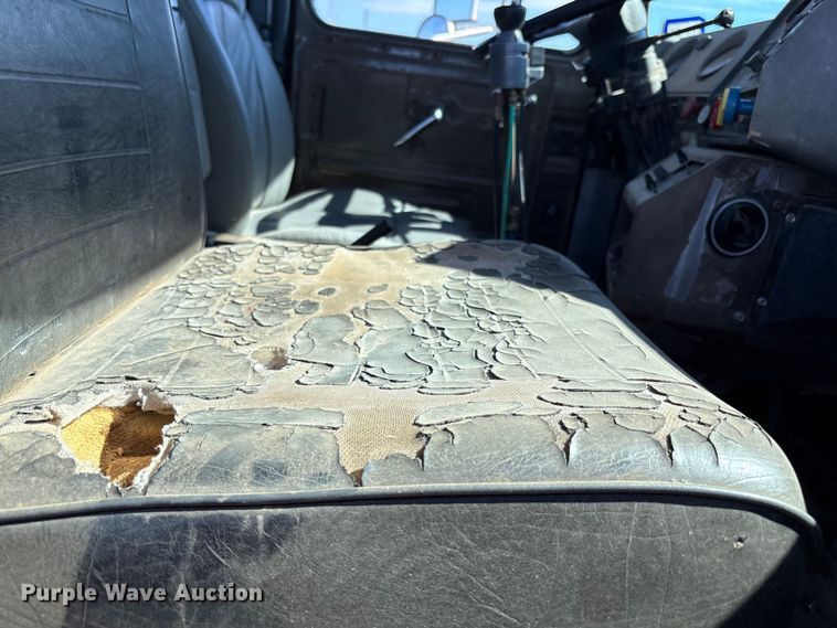 image for item EF6109 1989 Mack R690ST winch truck