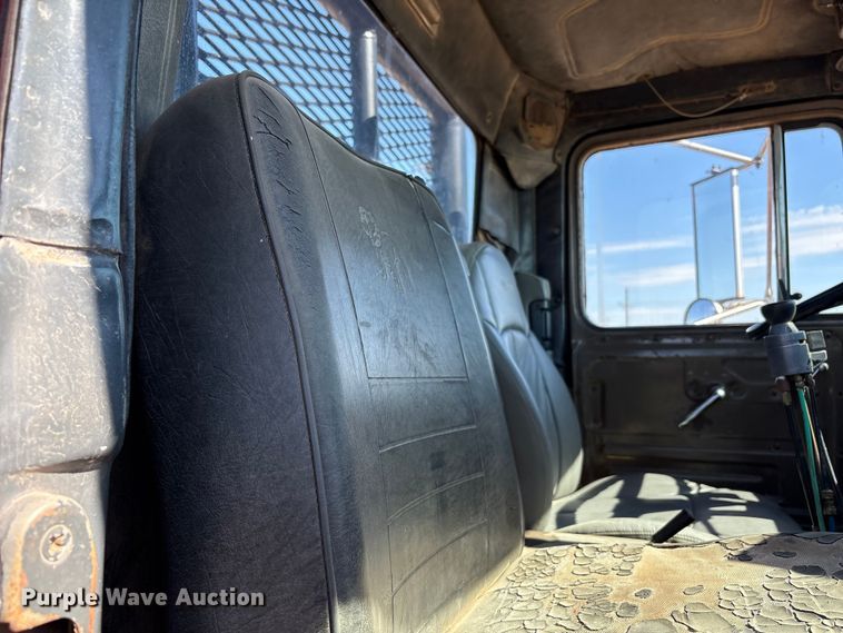 image for item EF6109 1989 Mack R690ST winch truck