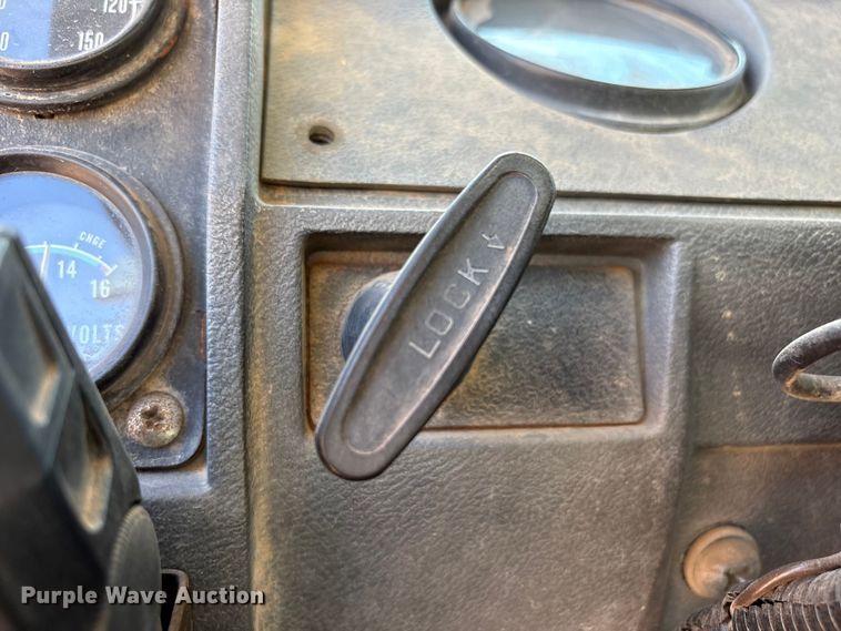 image for item EF6109 1989 Mack R690ST winch truck