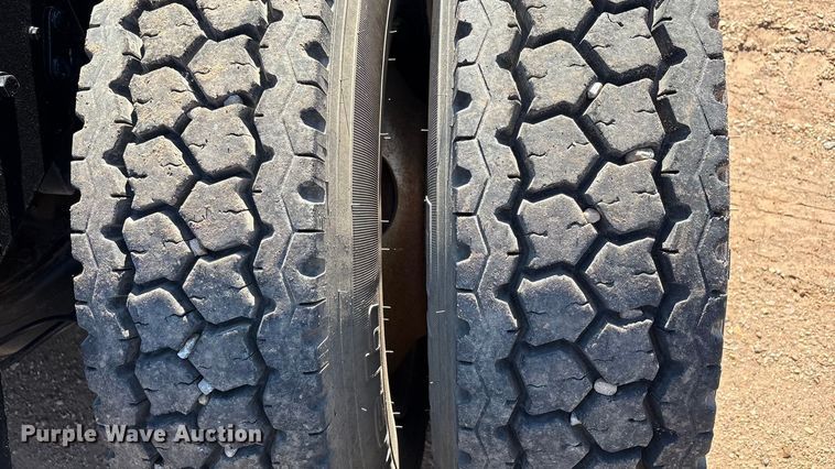 image for item EF6109 1989 Mack R690ST winch truck