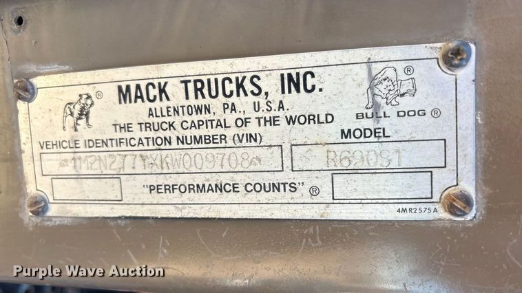 image for item EF6109 1989 Mack R690ST winch truck