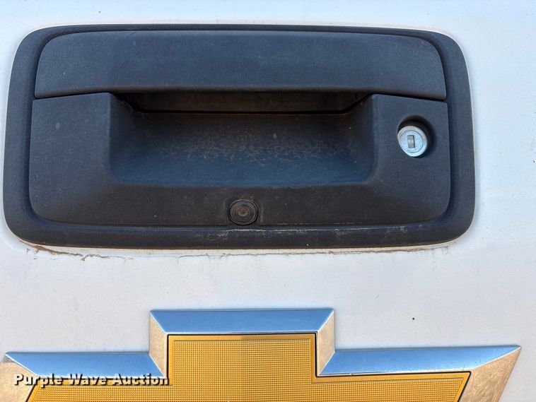 image for item EF6111 2015 Chevrolet Silverado 2500HD Crew Cab pickup truck