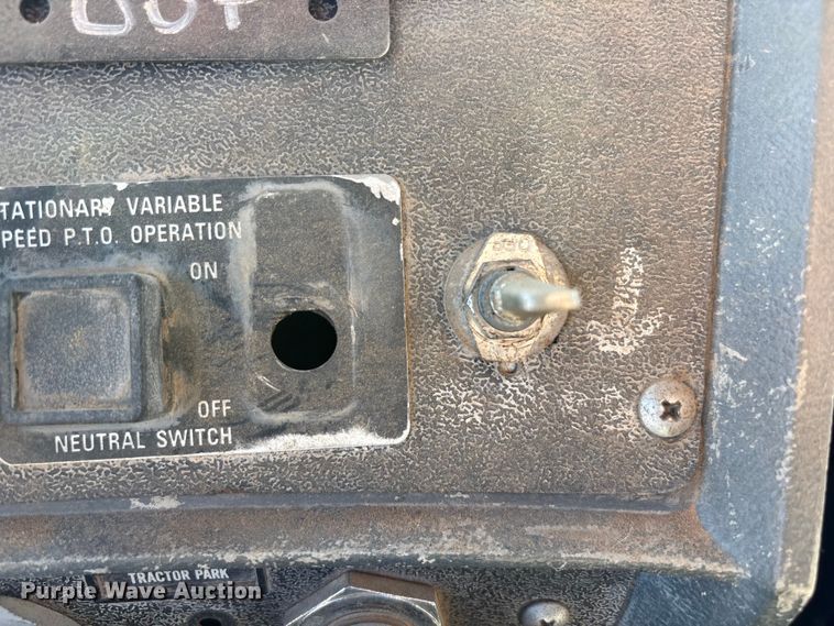 image for item EF6114 1992 Mack RD688S fuel / lube truck