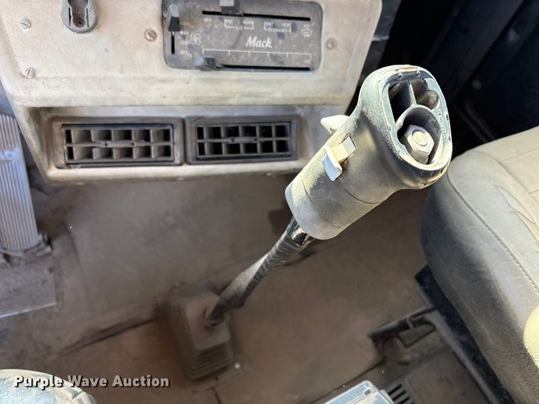 image for item EF6114 1992 Mack RD688S fuel / lube truck