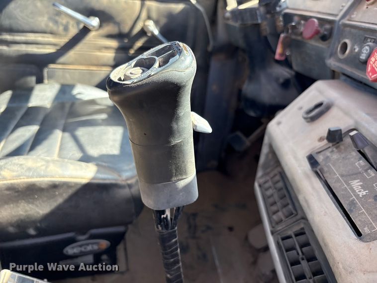 image for item EF6114 1992 Mack RD688S fuel / lube truck