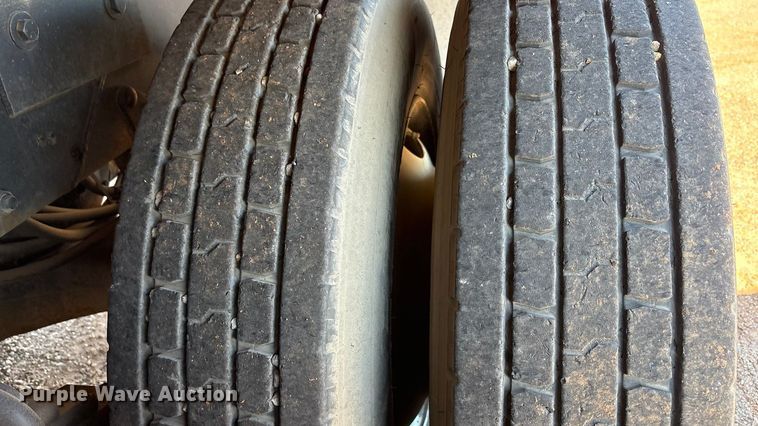 image for item EF6114 1992 Mack RD688S fuel / lube truck