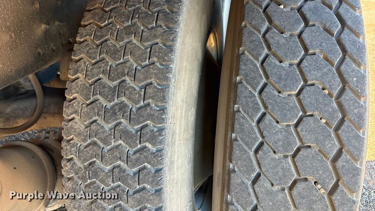 image for item EF6114 1992 Mack RD688S fuel / lube truck