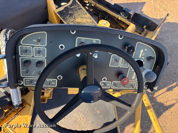 image for item EF6116 2004 Caterpillar AP-655C paver