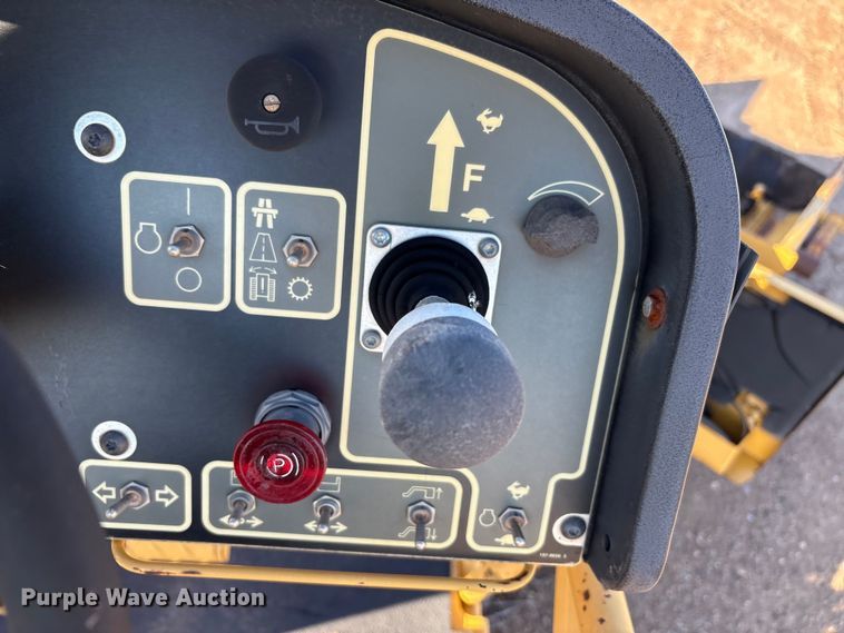 image for item EF6116 2004 Caterpillar AP-655C paver