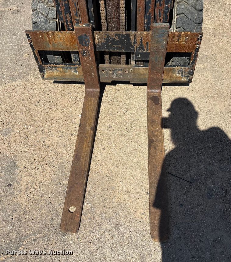 image for item EF6117 Caterpillar V40D forklift